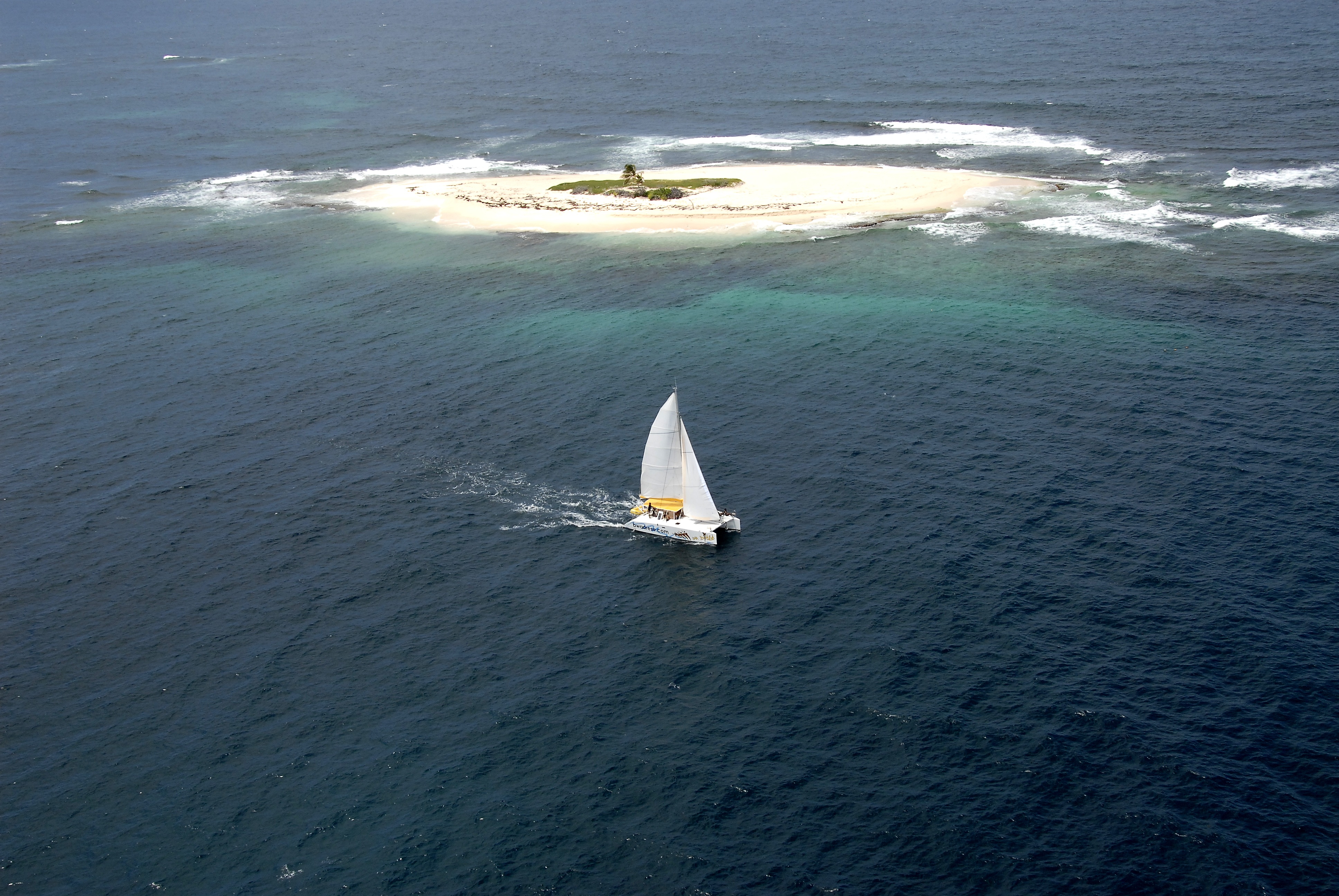 Catamaran au large du Loup-Garou en Martinique
